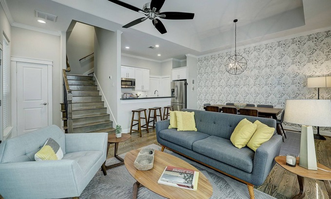 Shady Acres Casa | +Prime HTX Heights Location +Walkable to Dining/Coffee +King/Queen & Bunk Rooms