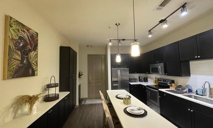 Woodlake - Briar Meadow Apartamento | Prime location. 1King Bed, minutes from Galleria mall.