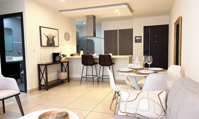 Santa Ana Apartamento | Prime Location 2 BDR Apt, Pool, GYM, ground floor, Walkable to Everything