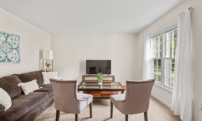 North Chesterfield Apartamento | * Prime Location: 2-BR Oasis with Washer & Dryer *