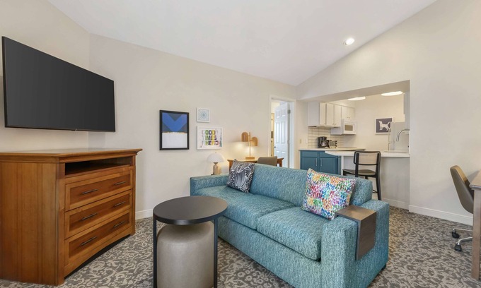 Herndon Apartamento | Prime Location! 2 Convenient Units, Kitchen, Onsite Parking, Free Breakfast