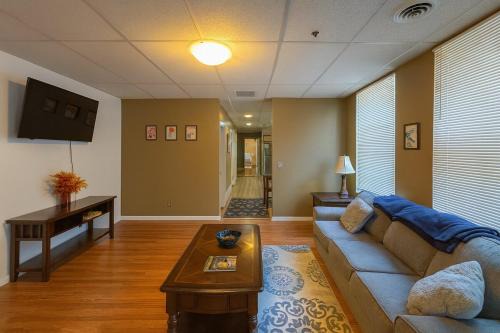 Morgantown Apartamento | Prime Location! 2BR-3BA Near WVU & Downtown Fun