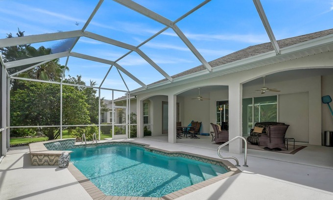 Lady Lake Casa | PRIME LOCATION!!! 3/2 Pool Home, less than 5 minutes from Lake Sumter Landing!