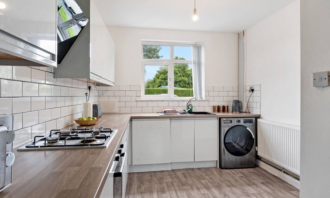Cheadle Casa | Prime Location 3-Bed Home near Manchester Airport - Ideal for Families & Groups