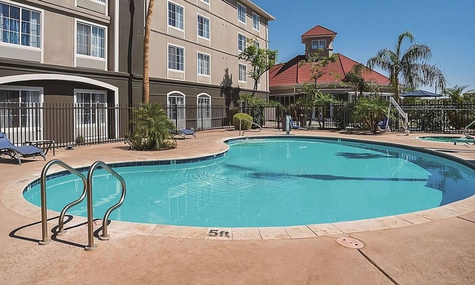 Ahwatukee Foothills Casa | Prime Location! 4 Convenient Units, Pool, Free Parking, Free Breakfast