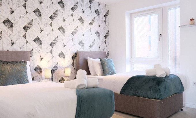 Milton Keynes Casa | Prime Location 4 Bedroom 3.5 Bath House - Sleeps 8