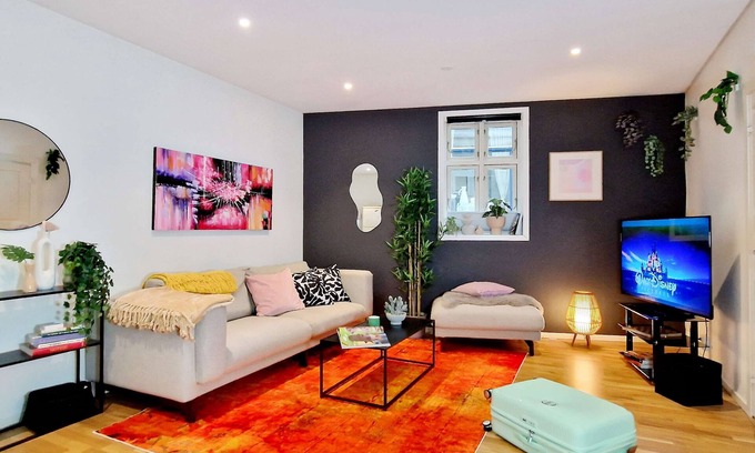 Engen Apartamento | Prime location, amazing king bed, colorful oasis