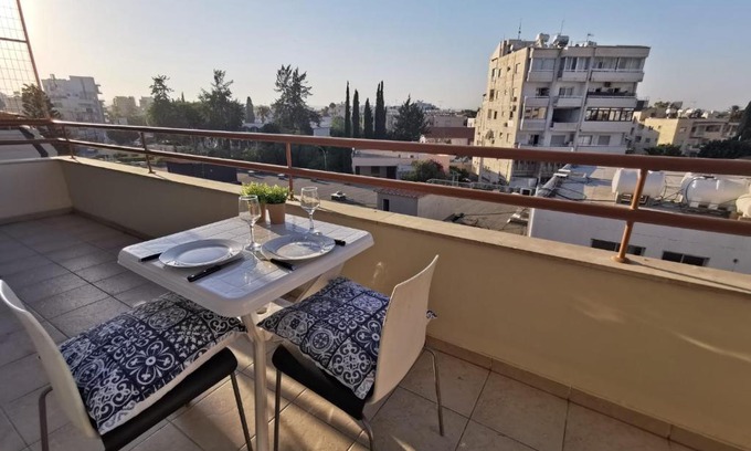 Larnaca City Centre Apartamento | Prime Location - City & Beach - Fast Internet 100-25 mbps - Spacious & Cozy