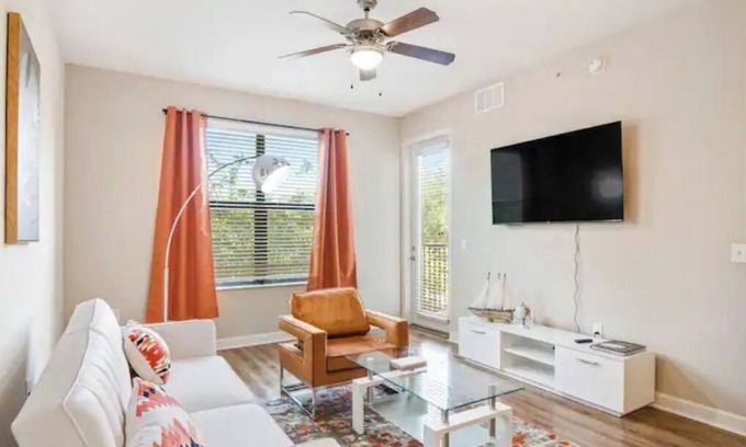 Carver City - Lincoln Gardens Condominio | Prime Location for Business and Leisure Travelers