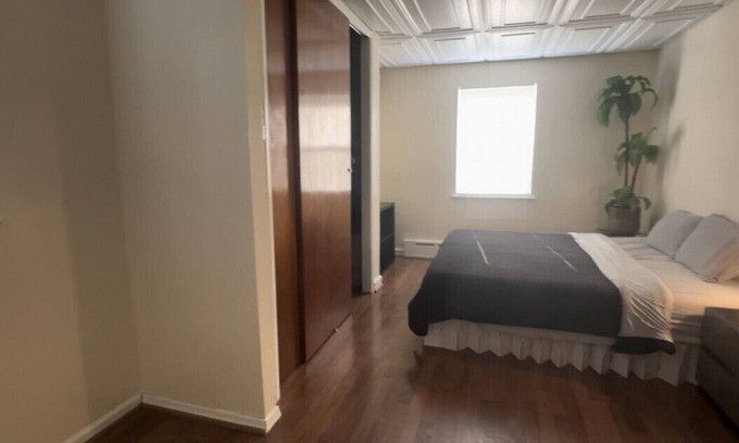 Girard Estates Apartamento | Prime Location: Friendly Block, Walkable, Smart TV
