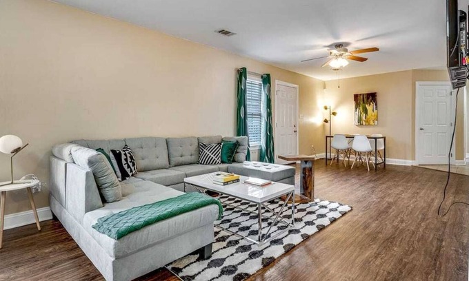 Faubourg Delassize Apartamento | PRIME Location! Gated NOLA Apt! Great for Groups!