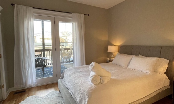 West Town Condominio | Prime Location! Modern 3 Bed 3 Bath Rental in Chicago
