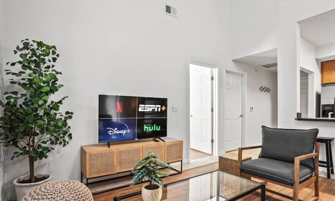 West Campus Apartamento | Prime Location | Modern Comfort + Sleeps Up to 16