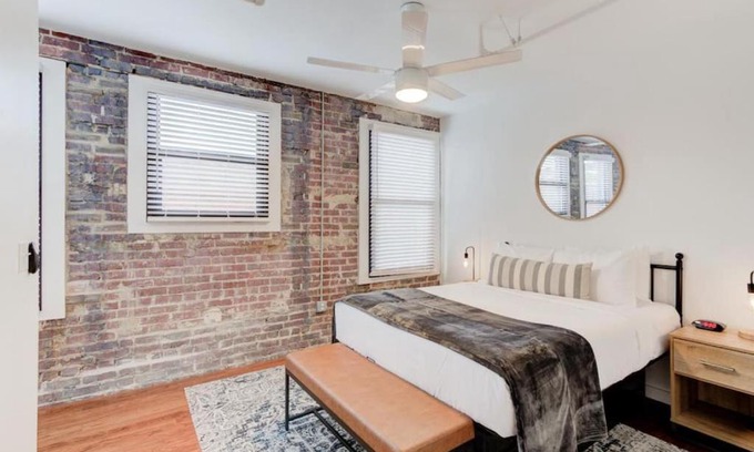 South Main Historic District Apartamento | Prime Location - Modern Loft Right on S Main St!