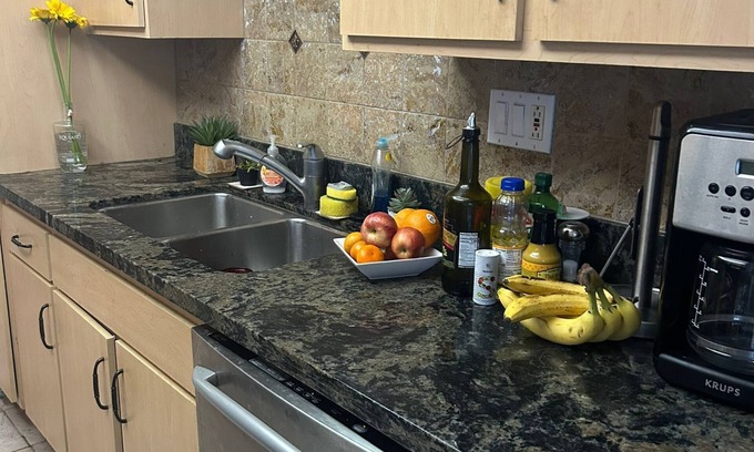 Norma Triangle Cama Y Desayuno | Prime Location Off the Sunset Strip! Swimming Pool, Gym, Bright Place.