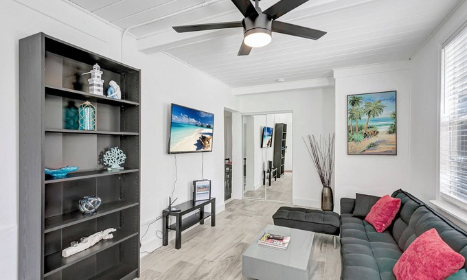 Pineapple Grove Arts District Apartamento | Prime location, Pineapple district, walk to Atlantic, 1bd, pets