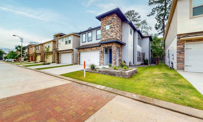 Grogan's Mill Casa | Prime Location - Pool Access - Full Kitchen - W/D