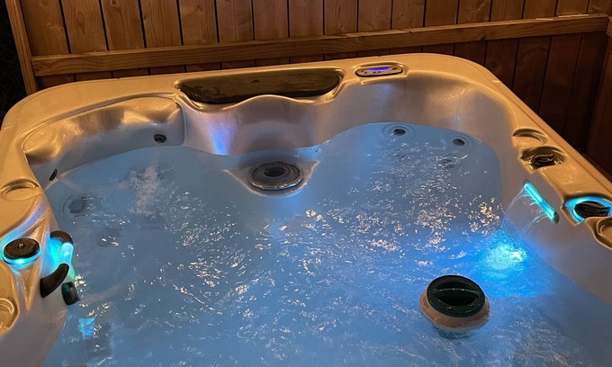 Mountain Iron Apartamento | "Prime Location Stylish 1Bedroom with Hot Tub Access, across street from Legion