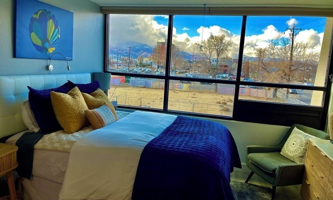 Downtown Reno Condominio | UBICACIÓN UBICACIÓN! Estudio con gimnasio, piscina, jacuzzi, billar y mucho más.