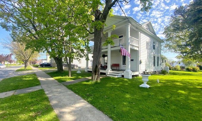Clayton Casa | Prime Location ~ Stunning Village White House, Pillars of Clayton