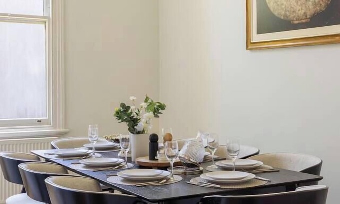 Kew Casa | Prime Location | Stylish 5 Bedroom House with Pool