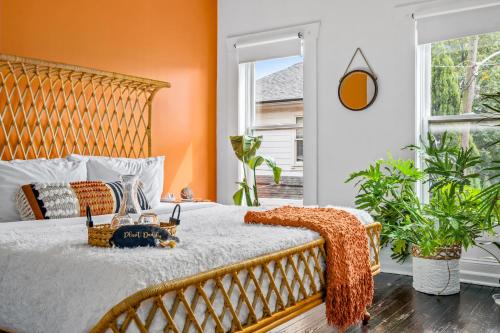 Italian Village Casa | Prime Location Top Rated Clean Parking Free!