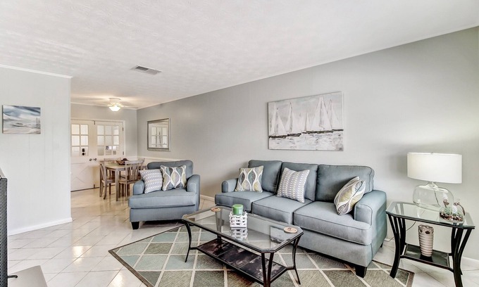 Ocean Cay Casa | ¡NUEVO LISTADO! EXCELENTES TARIFAS Y UBICACIÓN - ¡Townhome de 2 habitaciones, a 2 millas del centro de la ciudad!