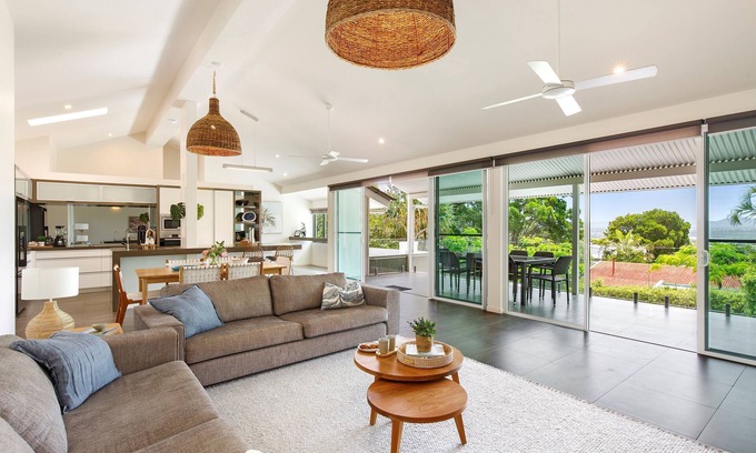 Noosa Heads Casa | Prime Location, Views & Sunsets, Walk to Beach