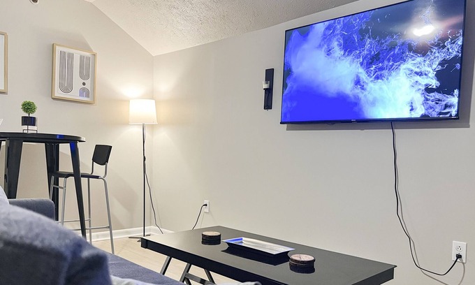 Ross Township Apartamento | PRIME location w/Great Wifi and Free Parking!