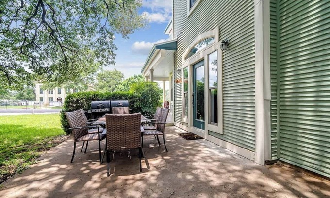 Johnson City Casa | Prime Location-walk to Food, Bars and Wineries!