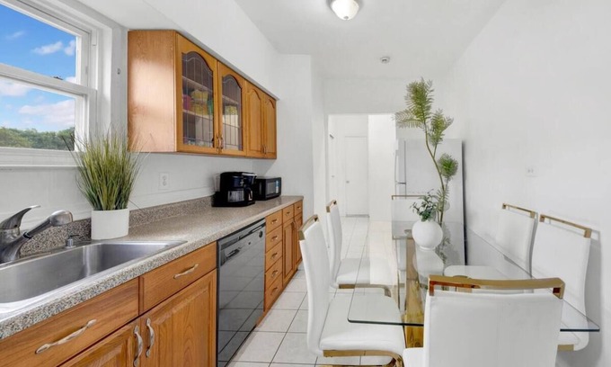 Southeast Yonkers Casa | Prime NY Luxury Getaway King Bed + Easy Parking H2