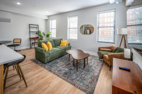 Over-the-Rhine Apartamento | Prime OTR, 1 Block to TQL, Cali King Bed, Sleeps 4ppl, Free Light Rail, Smart TVs