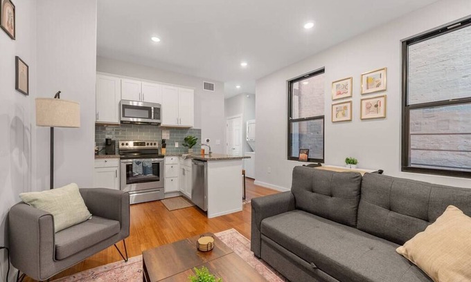 Over-the-Rhine Apartamento | Prime OTR off Vine+Lux Full Bed+Near FREE Light Rail+Fast WiFi+50in TV+ Sleeps 3