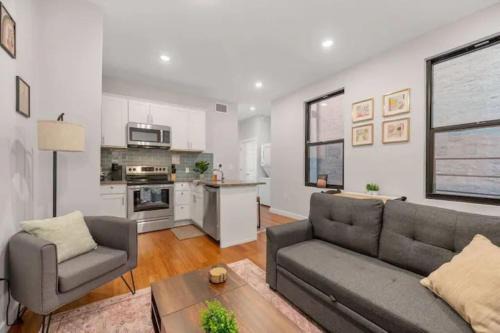 Over-the-Rhine Apartamento | Prime OTR off Vine St, Lux Full Bed, Fast WiFi, Fully Equipped, 50in TV, Sleeps 4ppl