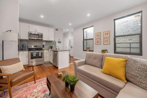 Over-the-Rhine Apartamento | Prime OTR steps to Vine St, Lux Full Bed, Workspace, fast WiFi, 50in Smart TV, Sleeps 3ppl