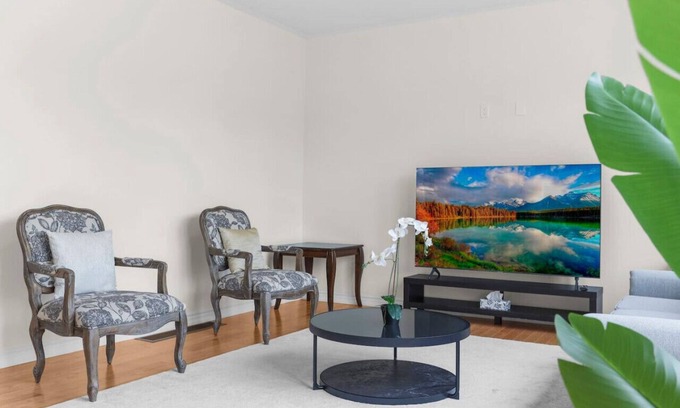 Otonabee-South Monaghan Casa | Prime Peterborough: 4BR + Office, Newly Renovated