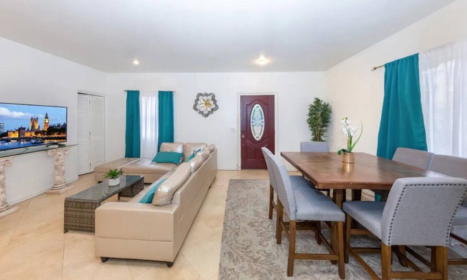 Norma Triangle Apartamento | Prime Real Estate in Bev Hills w/ Patio + Parking