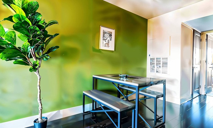 Riverside Apartamento | Prime Spot | Cozy Bed, Pool + Free Parking