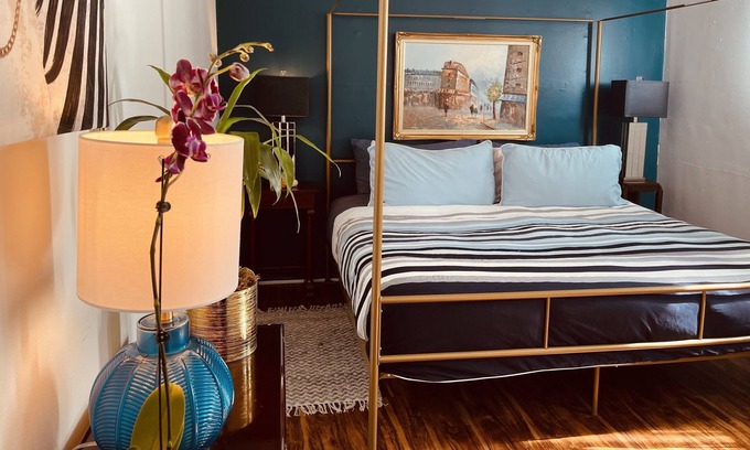 Tri-West Apartamento | Prime WeHo King Bed Plant Filled Oasis with Large Outdoor Patio
