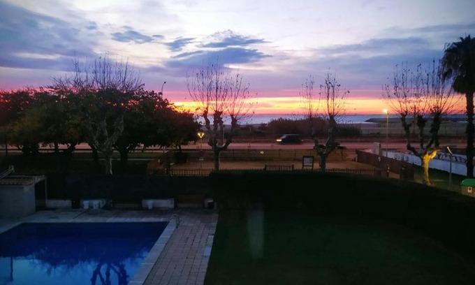 Premià de Mar Cama Y Desayuno | Primera línea de mar y piscina a 20 minutos de Barcelona