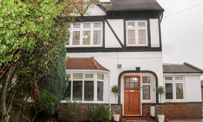Worthing Cabaña | PRIMROSE PLACE, pet friendly, character holiday cottage in Worthing