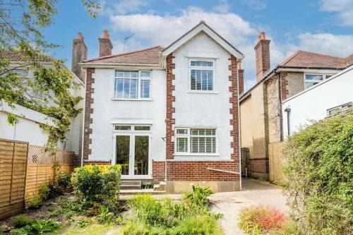 Poole Casa | Primrose - Refurbished Family Home, With Rear Garden