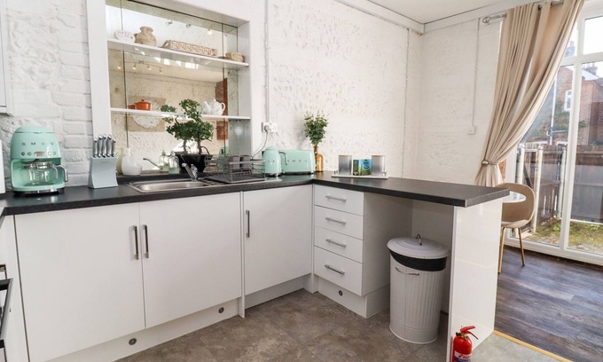 Blandford Saint Mary Casa | PRIMROSE, romantic, character holiday cottage in Blandford Forum
