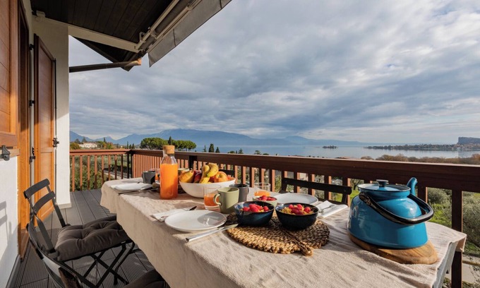 Villaggio Sanghen Apartamento | Prince Garda. Catullo Home: Family and Pet Friendly Apartment with Pools.