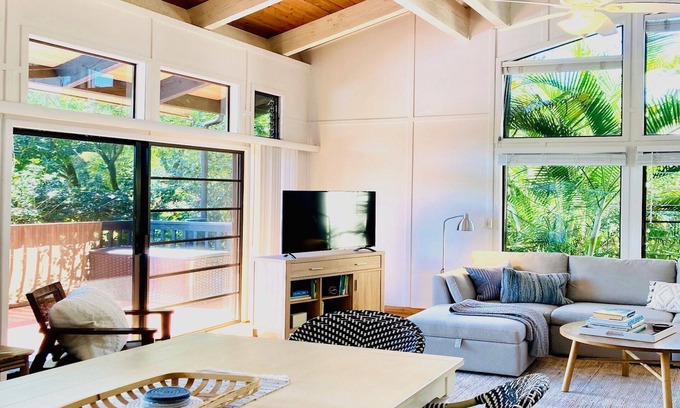 Kaiulani Apartamento | Spacious 2-Story, Views, Pool, Near Hanalei!
