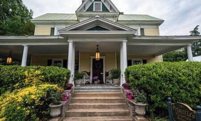 Mocksville Apartamento | Priscilla's Downtown Victorian Loft Getaway