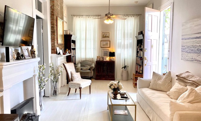 West Riverside Casa | Pristine 1880s Uptown Victorian Shotgun Cottage with Weekly Housekeeper