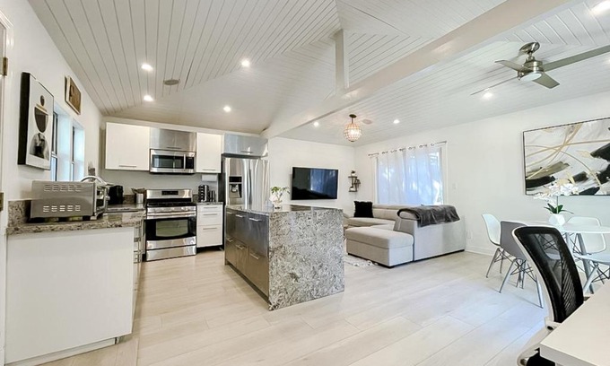 Sunset Park Casa | Pristine 1BD/1BA Bungalow + Hot Tub - Ocean Park