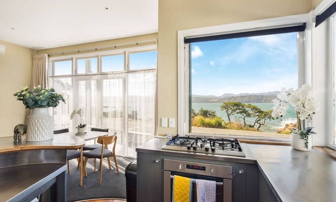 Wellington Casa | Pristine 2-bed waterfront, Karaka Bays