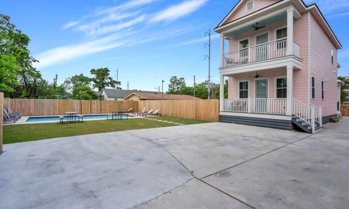 Dillard Apartamento | Pristine 4BD w Pool | Driveway Parking | Balcony